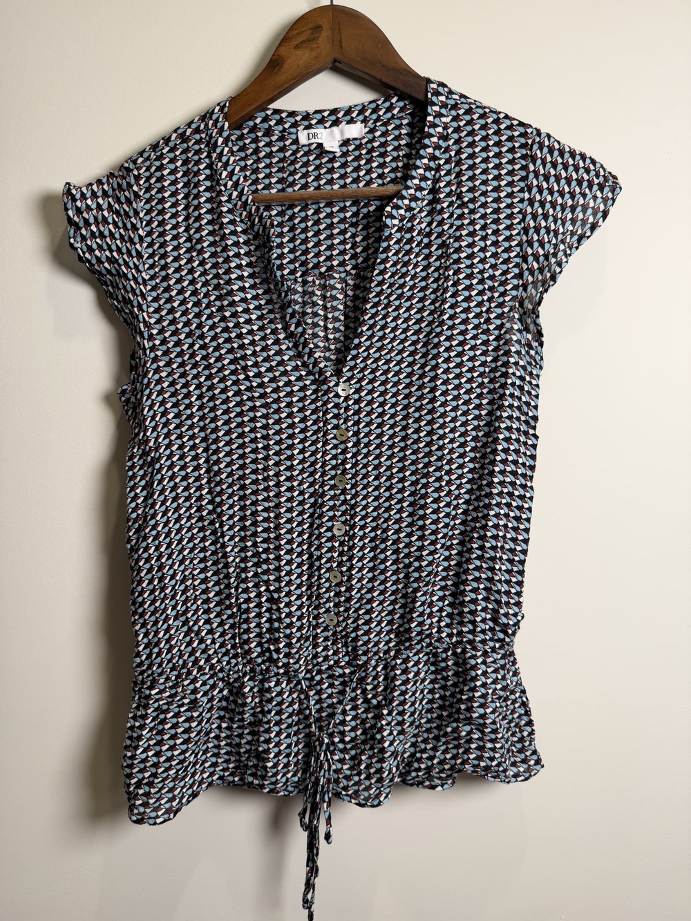 DR2 XS Geometric Print Button-Front Short-Sleeve Blouse with Tie Hem